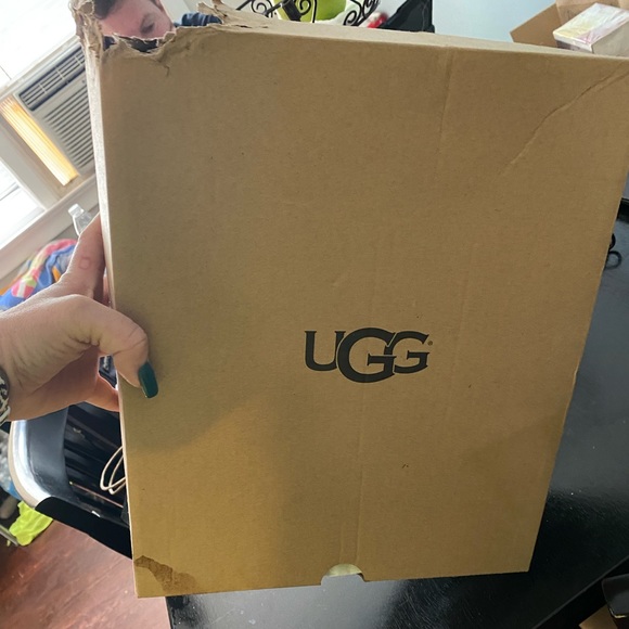 NWT Uggs red/maroon new in box w/ original packaging. - Picture 2 of 7